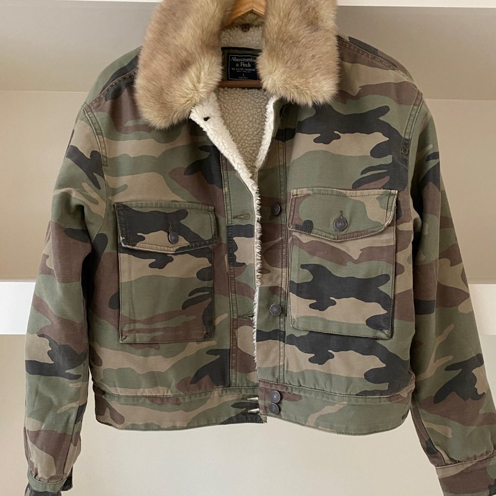 Abercrombie & Fitch Camouflage Jacket w/Detachable Fur Collar Size Large